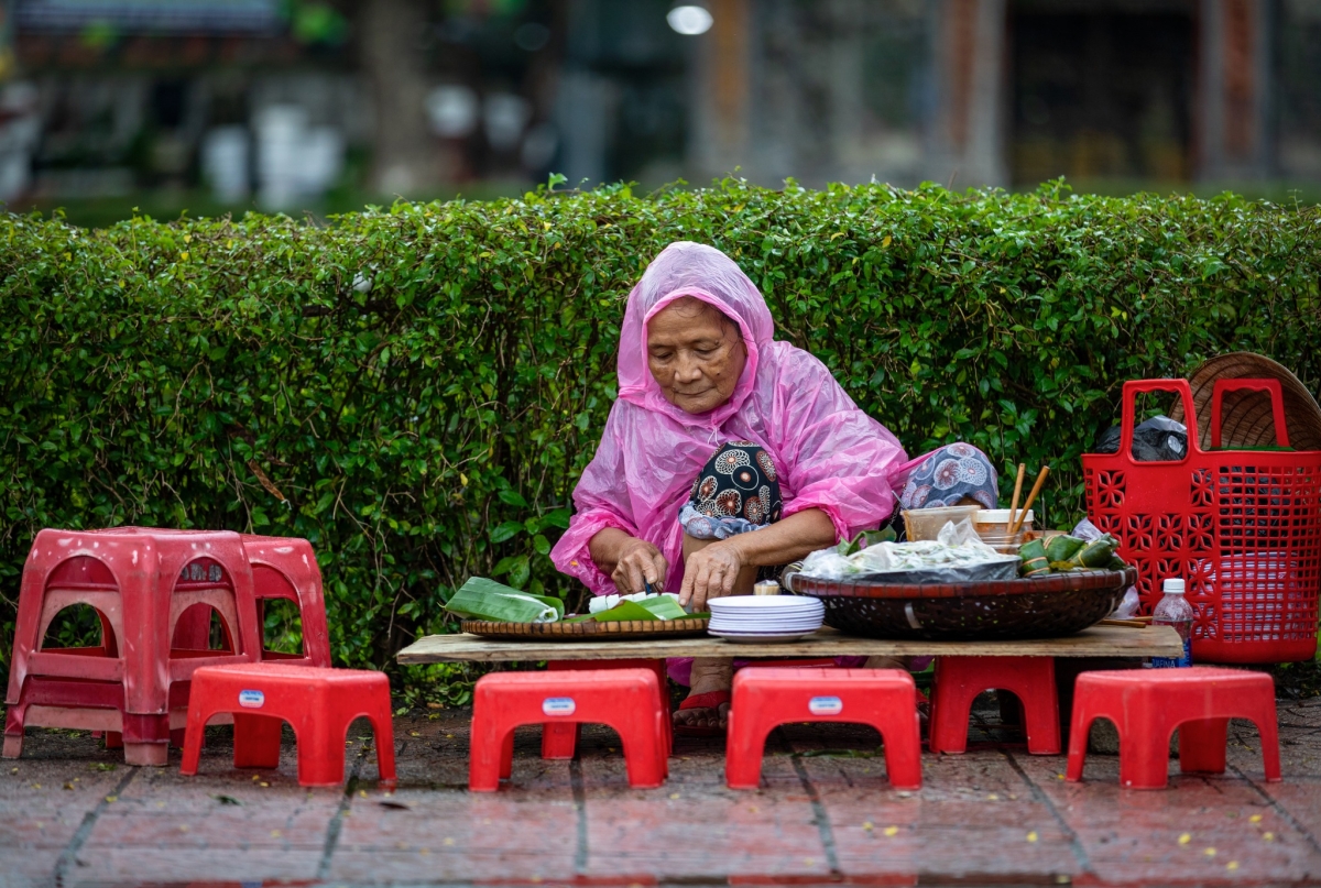 Hàng bánh cuốn cung đình 55 năm bán ven đường ở Huế 499 – du lich, am thuc, du lich mien trung, am thuc mien trung, du lich hue, am thuc hue, banh cuon, banh cuon cung dinh, banh cuon hue.