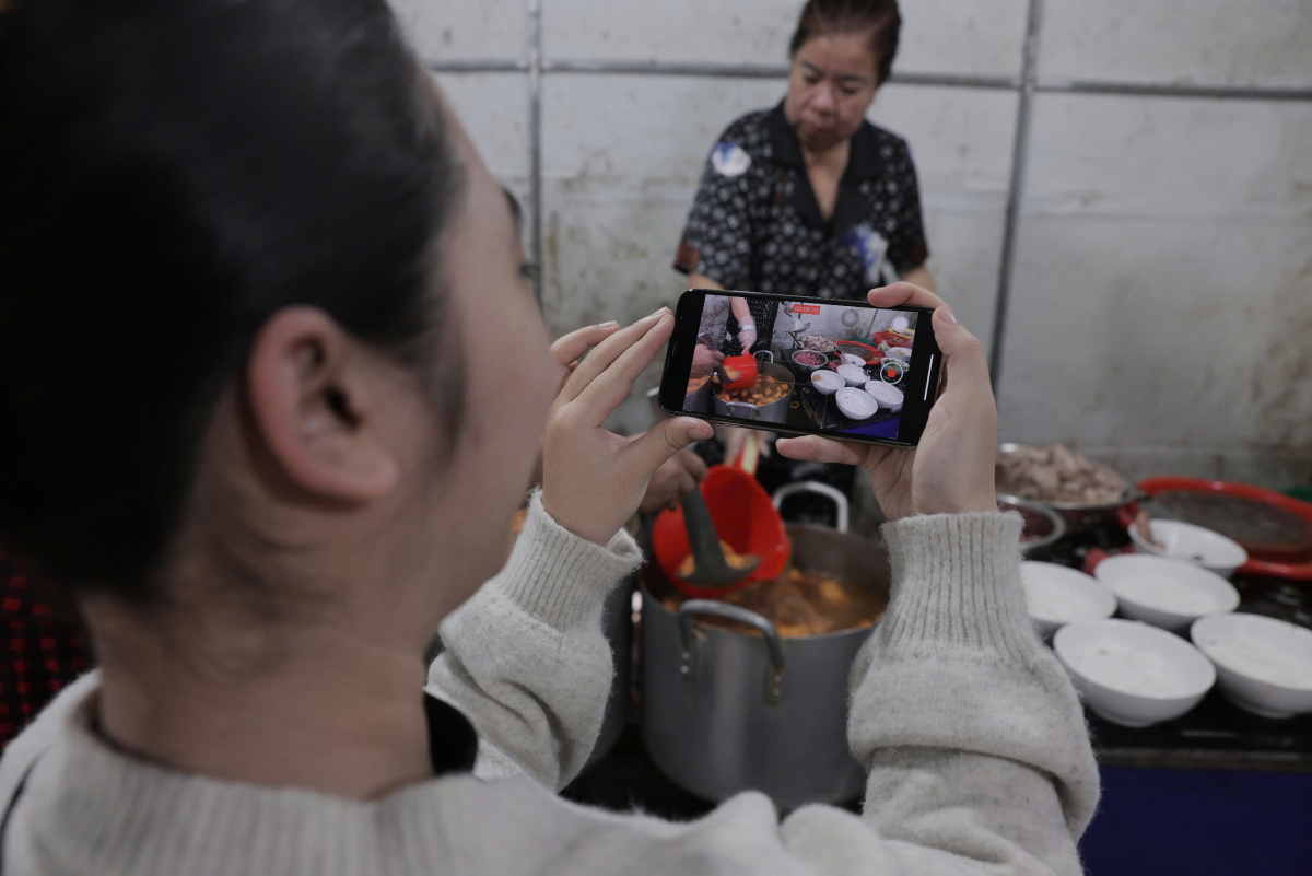 Quán bún bò ăn với cơm nguội 30 năm ở Huế 314 – du lich, am thuc, du lich mien trung, am thuc mien trung, du lich hue, am thuc hue, bun bo, bun bo hue, bun bo com nguoi.