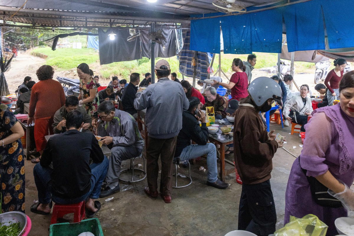 Quán bún bò ăn với cơm nguội 30 năm ở Huế 668 – du lich, am thuc, du lich mien trung, am thuc mien trung, du lich hue, am thuc hue, bun bo, bun bo hue, bun bo com nguoi.