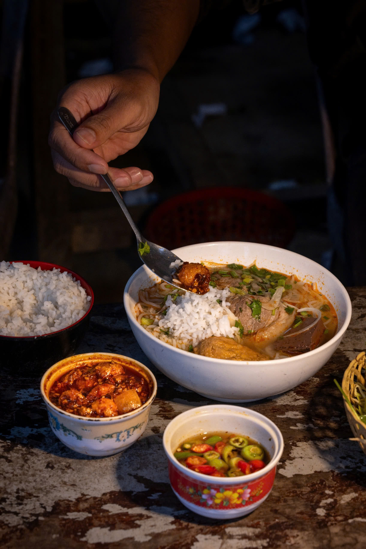 Quán bún bò ăn với cơm nguội 30 năm ở Huế 883 – du lich, am thuc, du lich mien trung, am thuc mien trung, du lich hue, am thuc hue, bun bo, bun bo hue, bun bo com nguoi.