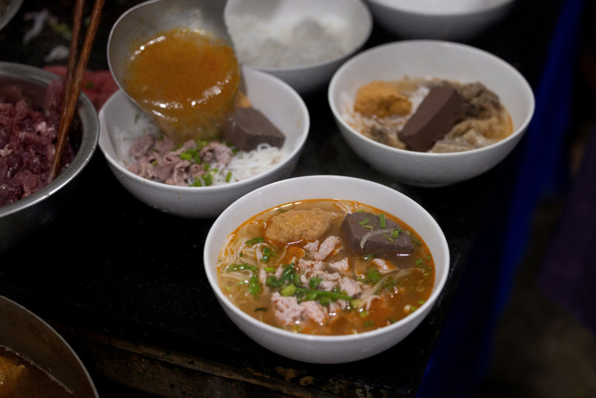 Quán bún bò ăn với cơm nguội 30 năm ở Huế 325 – du lich, am thuc, du lich mien trung, am thuc mien trung, du lich hue, am thuc hue, bun bo, bun bo hue, bun bo com nguoi.