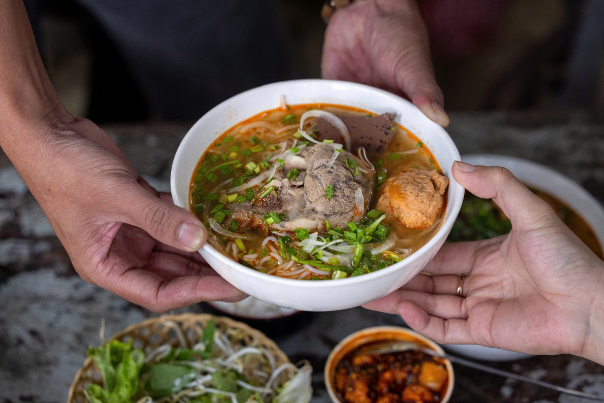 Quán bún bò ăn với cơm nguội 30 năm ở Huế 979 – du lich, am thuc, du lich mien trung, am thuc mien trung, du lich hue, am thuc hue, bun bo, bun bo hue, bun bo com nguoi.
