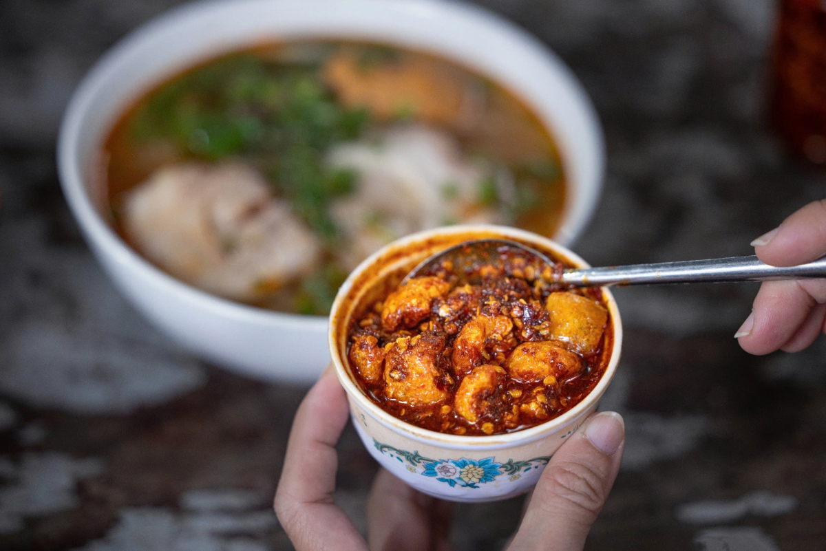 Quán bún bò ăn với cơm nguội 30 năm ở Huế 618 – du lich, am thuc, du lich mien trung, am thuc mien trung, du lich hue, am thuc hue, bun bo, bun bo hue, bun bo com nguoi.