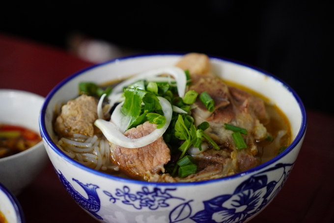 Bún bò lò củi 60 năm tại Huế 758 – du lich, am thuc, du lich mien trung, am thuc mien trung, du lich hue, am thuc hue, bun bo, bun bo hue, bun bo lo cui.