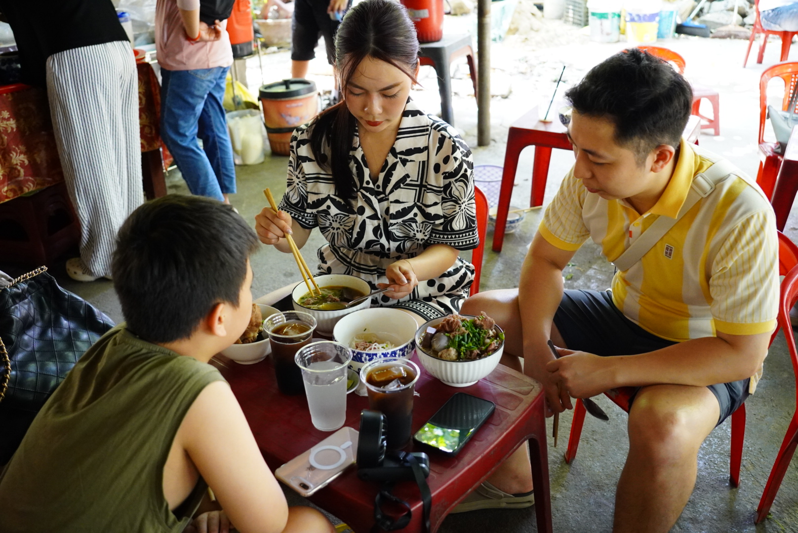 Bún bò lò củi 60 năm tại Huế 243 – du lich, am thuc, du lich mien trung, am thuc mien trung, du lich hue, am thuc hue, bun bo, bun bo hue, bun bo lo cui.