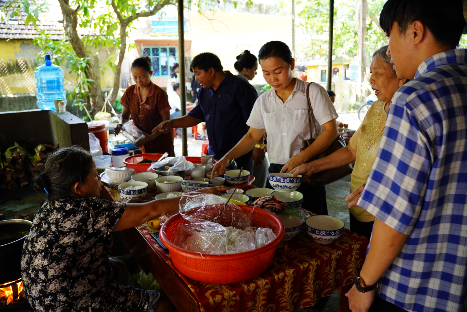 Bún bò lò củi 60 năm tại Huế 272 – du lich, am thuc, du lich mien trung, am thuc mien trung, du lich hue, am thuc hue, bun bo, bun bo hue, bun bo lo cui.