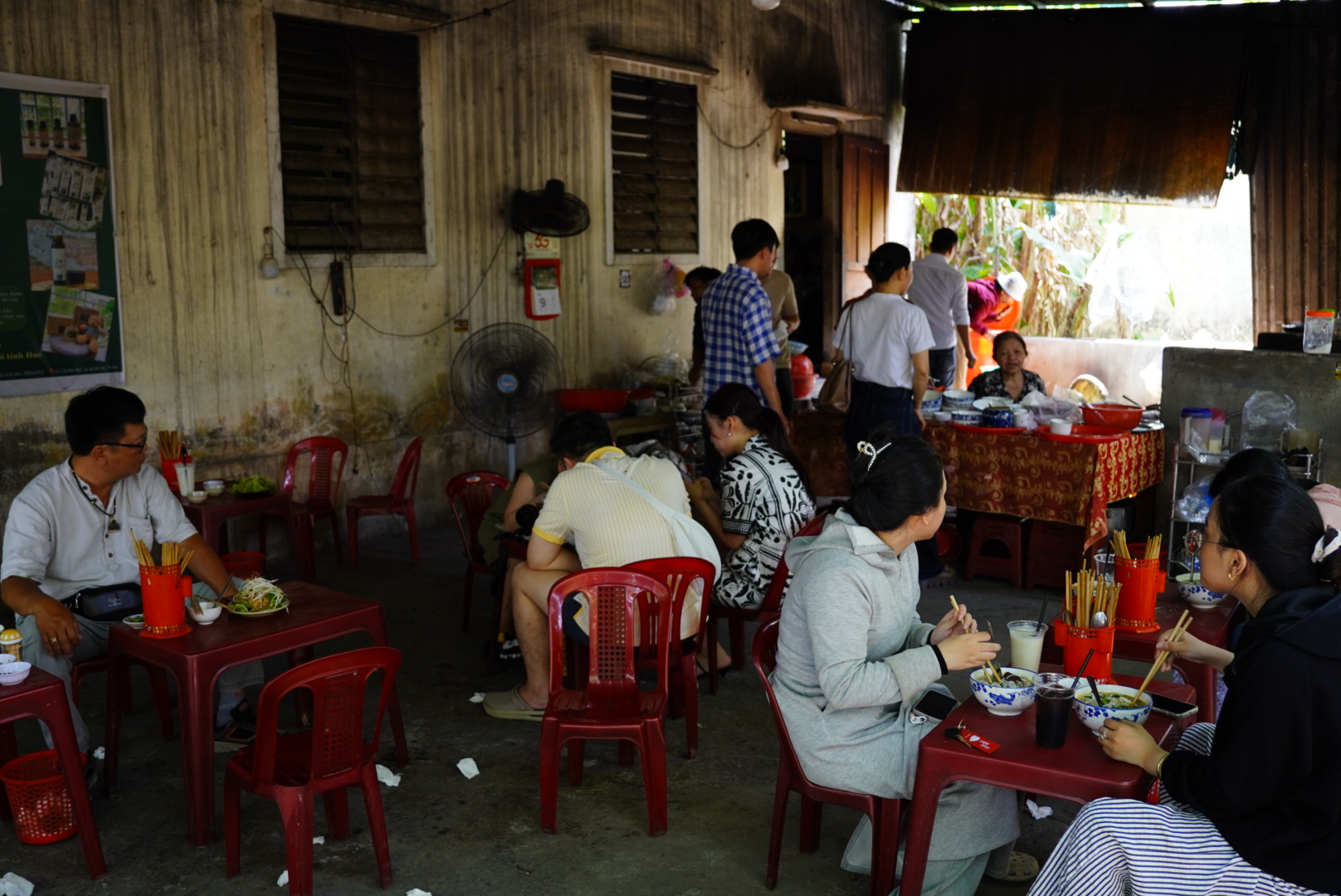 Bún bò lò củi 60 năm tại Huế 314 – du lich, am thuc, du lich mien trung, am thuc mien trung, du lich hue, am thuc hue, bun bo, bun bo hue, bun bo lo cui.