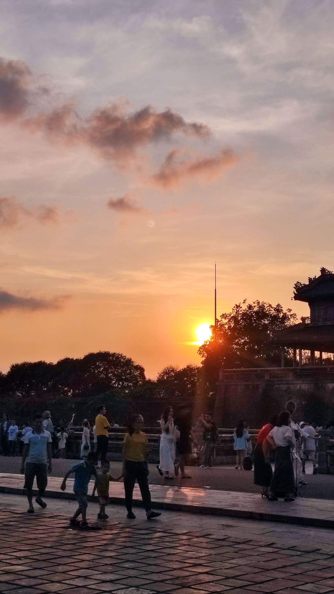 nhavantuonglai cam-nang-du-lich-hue-cua-nguoi-ban-dia
