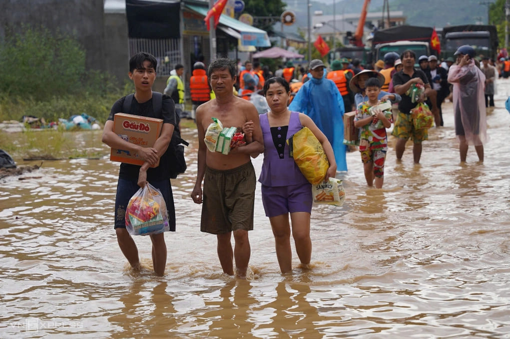3 giai đoạn cứu trợ sau lũ, hiểu đúng để giúp đủ, không lãng phí 476 – viet lach, thien tai, bao lu, nguoi dan, dan sinh, an sinh xa hoi, y te, suc khoe, suc khoe cong dong, nguoi dan vung lu, ho tro bao lu, cuu tro bao lu.
