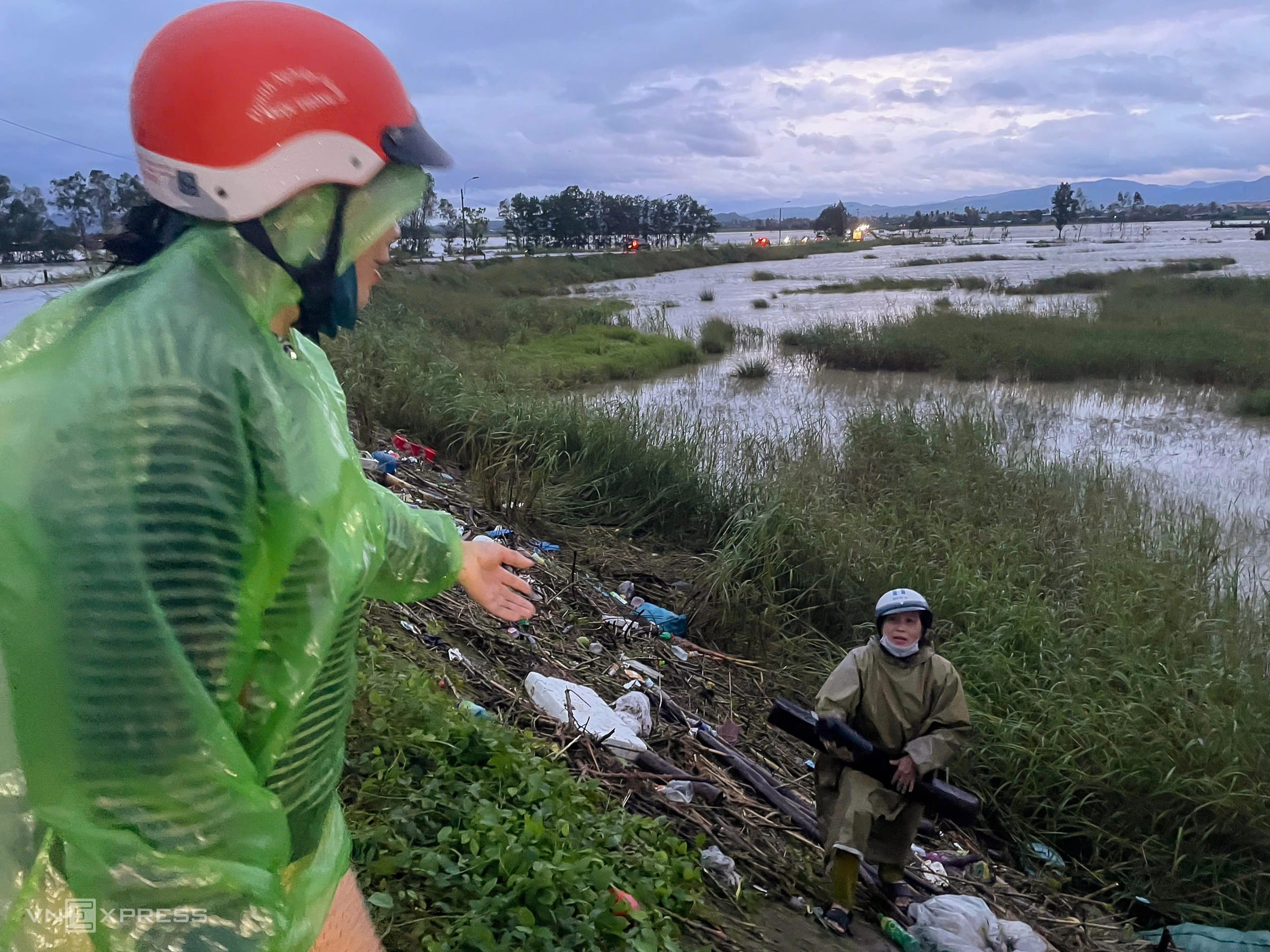 3 giai đoạn cứu trợ sau lũ, hiểu đúng để giúp đủ, không lãng phí 152 – viet lach, thien tai, bao lu, nguoi dan, dan sinh, an sinh xa hoi, y te, suc khoe, suc khoe cong dong, nguoi dan vung lu, ho tro bao lu, cuu tro bao lu.