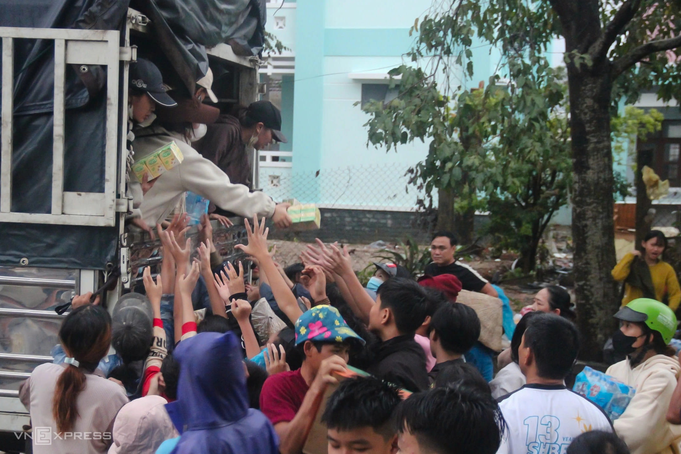 3 giai đoạn cứu trợ sau lũ, hiểu đúng để giúp đủ, không lãng phí 070 – viet lach, thien tai, bao lu, nguoi dan, dan sinh, an sinh xa hoi, y te, suc khoe, suc khoe cong dong, nguoi dan vung lu, ho tro bao lu, cuu tro bao lu.