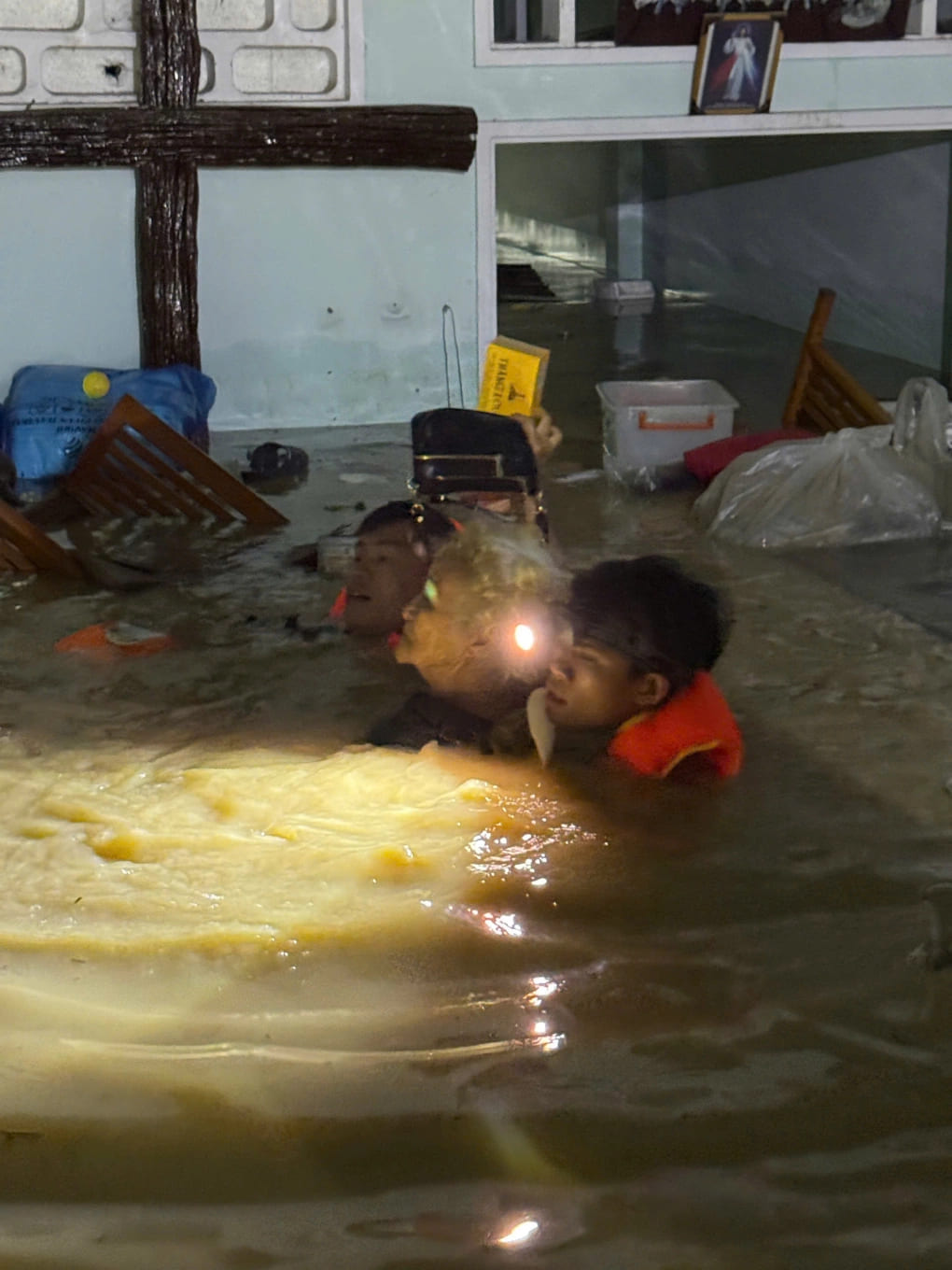 3 giai đoạn cứu trợ sau lũ, hiểu đúng để giúp đủ, không lãng phí 657 – viet lach, thien tai, bao lu, nguoi dan, dan sinh, an sinh xa hoi, y te, suc khoe, suc khoe cong dong, nguoi dan vung lu, ho tro bao lu, cuu tro bao lu.