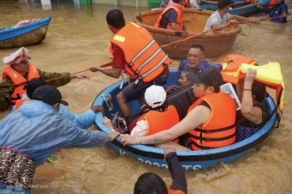 3 giai đoạn cứu trợ sau lũ, hiểu đúng để giúp đủ, không lãng phí 595 – viet lach, thien tai, bao lu, nguoi dan, dan sinh, an sinh xa hoi, y te, suc khoe, suc khoe cong dong, nguoi dan vung lu, ho tro bao lu, cuu tro bao lu.