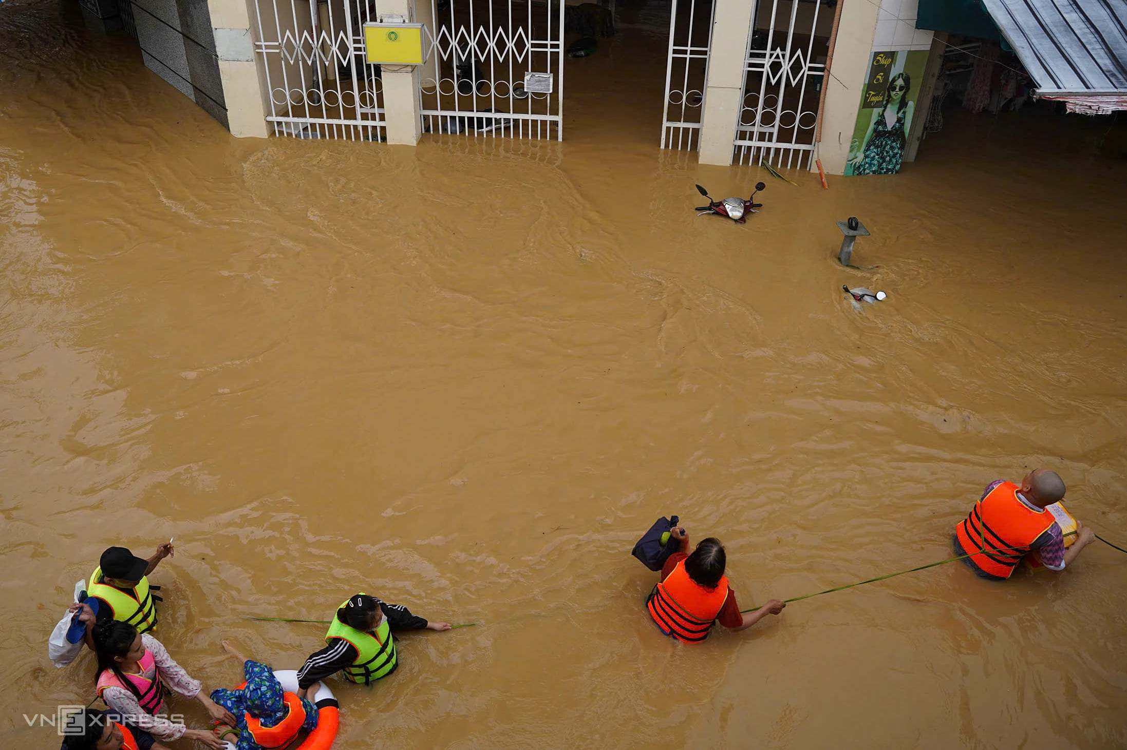 3 giai đoạn cứu trợ sau lũ, hiểu đúng để giúp đủ, không lãng phí 804 – viet lach, thien tai, bao lu, nguoi dan, dan sinh, an sinh xa hoi, y te, suc khoe, suc khoe cong dong, nguoi dan vung lu, ho tro bao lu, cuu tro bao lu.