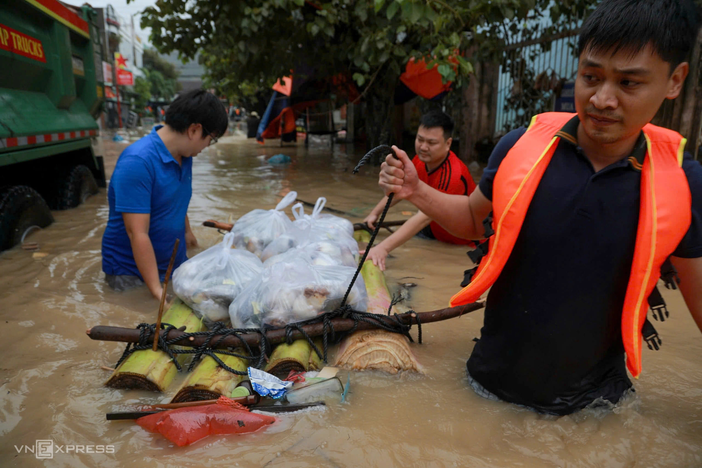 3 giai đoạn cứu trợ sau lũ, hiểu đúng để giúp đủ, không lãng phí 181 – viet lach, thien tai, bao lu, nguoi dan, dan sinh, an sinh xa hoi, y te, suc khoe, suc khoe cong dong, nguoi dan vung lu, ho tro bao lu, cuu tro bao lu.