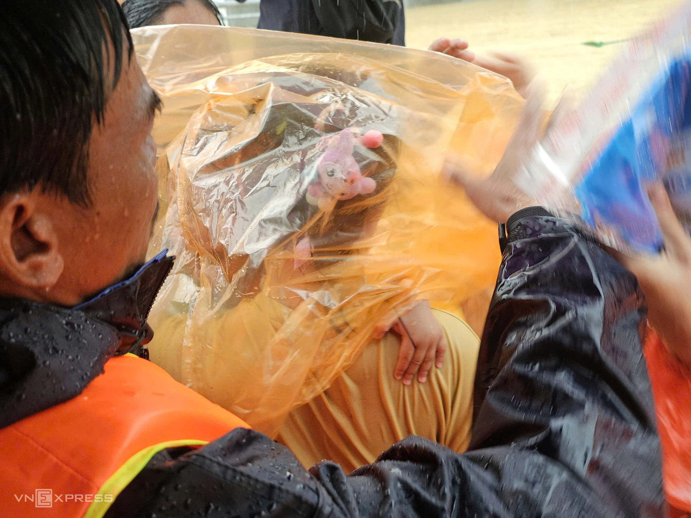 3 giai đoạn cứu trợ sau lũ, hiểu đúng để giúp đủ, không lãng phí 942 – viet lach, thien tai, bao lu, nguoi dan, dan sinh, an sinh xa hoi, y te, suc khoe, suc khoe cong dong, nguoi dan vung lu, ho tro bao lu, cuu tro bao lu.