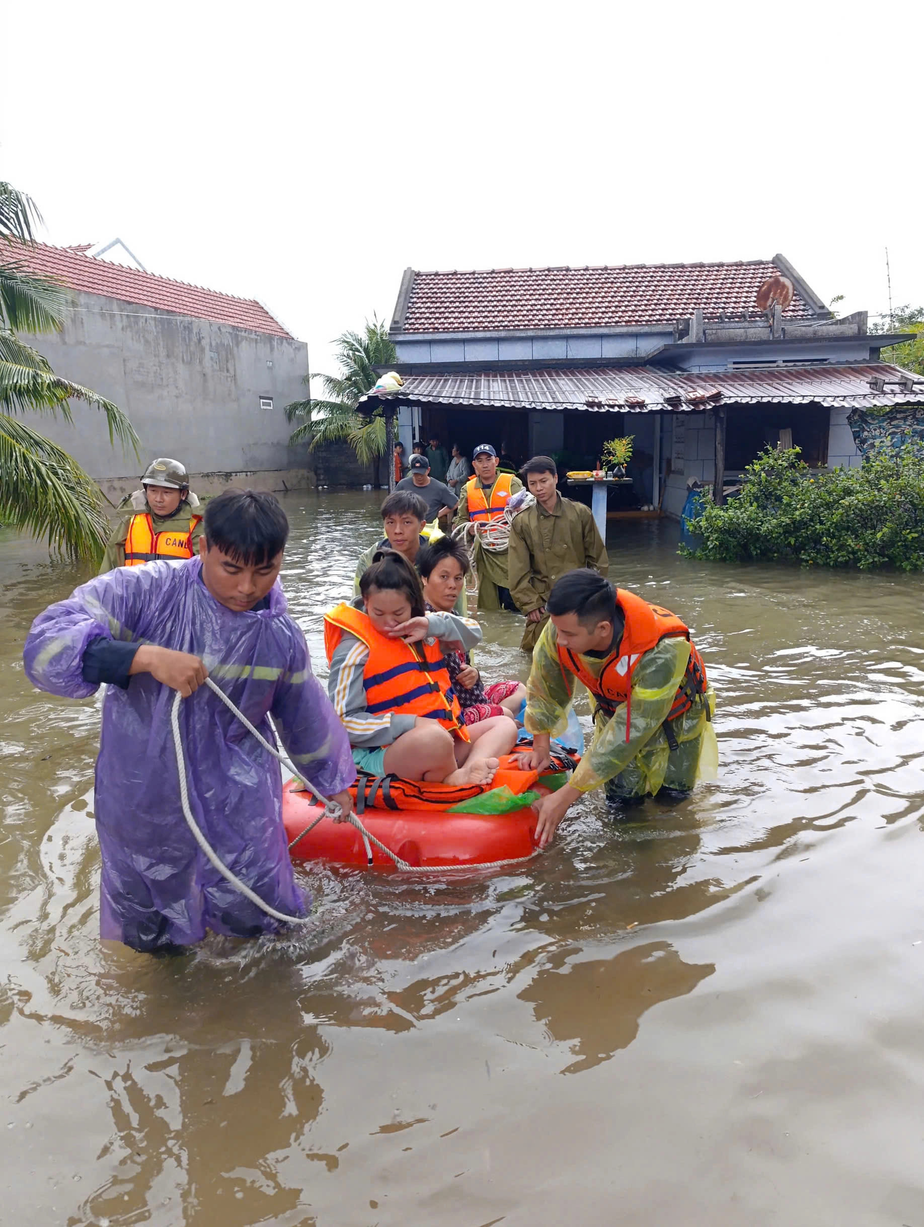 3 giai đoạn cứu trợ sau lũ, hiểu đúng để giúp đủ, không lãng phí 323 – viet lach, thien tai, bao lu, nguoi dan, dan sinh, an sinh xa hoi, y te, suc khoe, suc khoe cong dong, nguoi dan vung lu, ho tro bao lu, cuu tro bao lu.