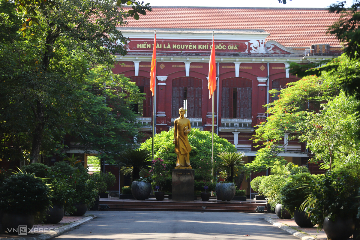 Khung cảnh ngôi trường nổi tiếng nhất xứ Huế 091 – du lich, am thuc, du lich mien trung, am thuc mien trung, du lich hue, am thuc hue, truong hoc, quoc hoc, quoc hoc hue, truong hoc hue.
