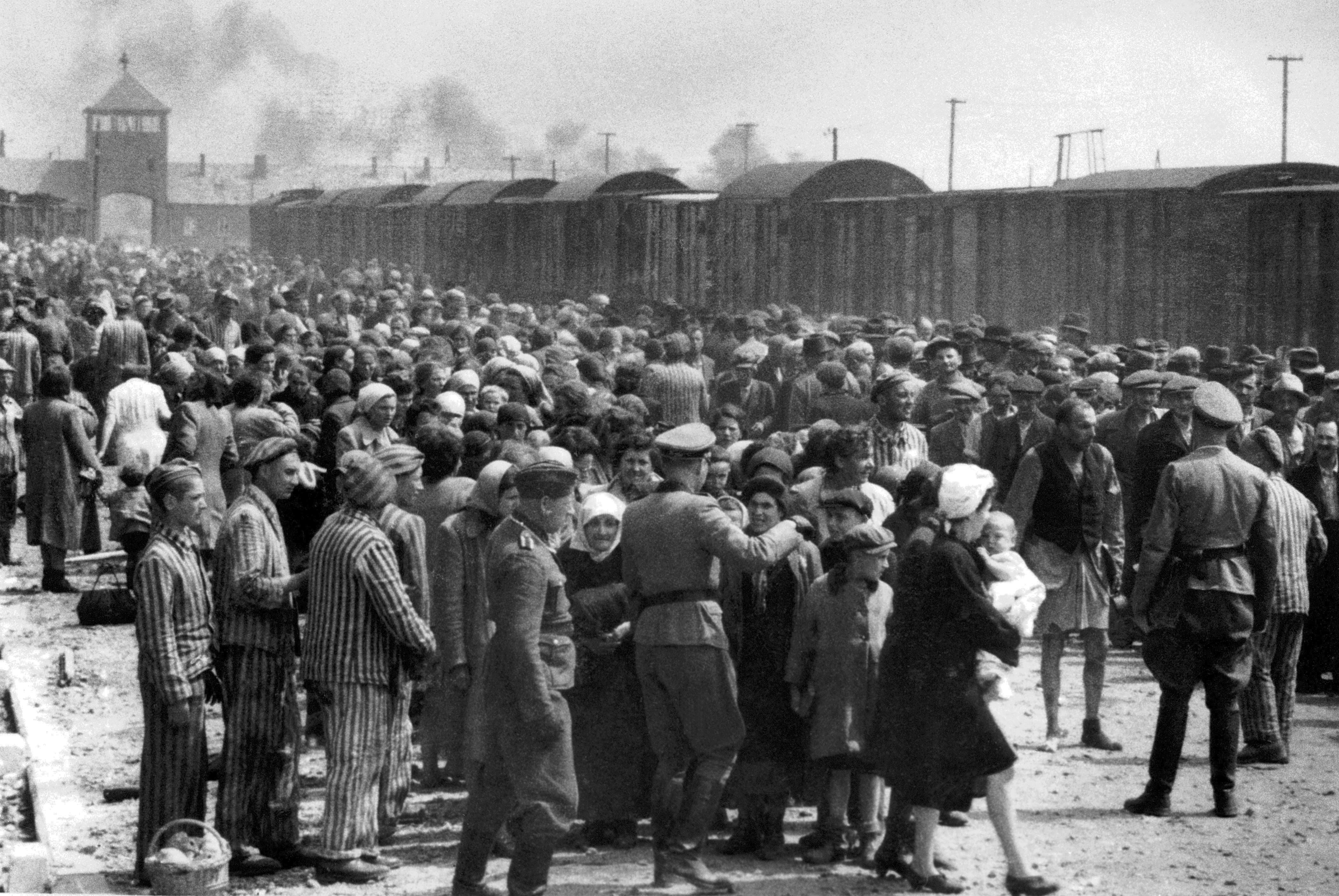 Có thể viết thơ sau Auschwitz không? Đạo đức, ký ức và giới hạn của ngôn ngữ trong vấn đề này
