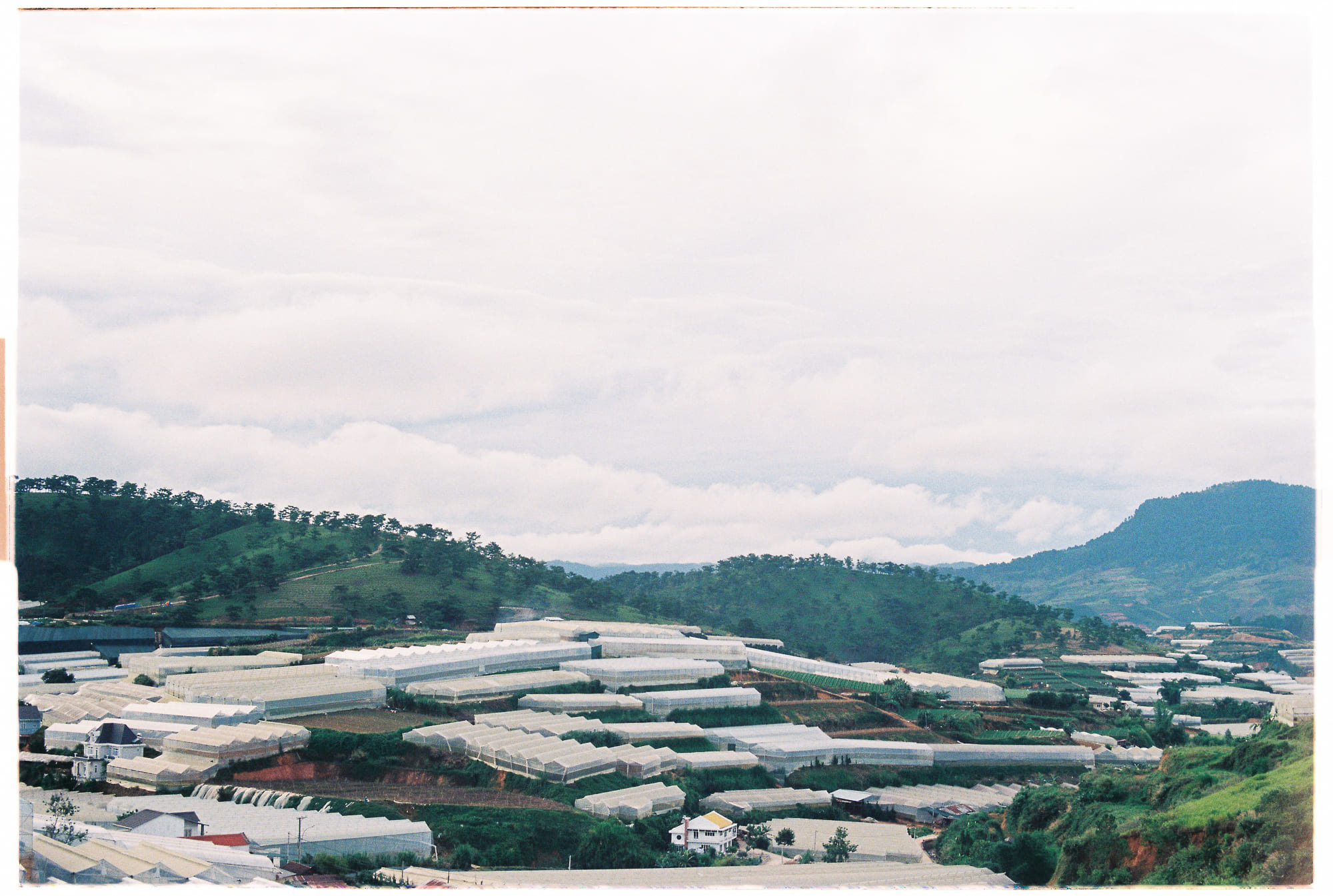 Điều kiện, con đường và trách nhiệm liên thế hệ để tái thiết bản sắc Điều kiện, con đường và trách nhiệm liên thế hệ để tái thiết bản sắc 613 – viet lach, nghien cuu, nghien cuu van hoa, van hoa, y thuc con nguoi, nhan hoc, ban sac dan toc, di cu, di cu van hoa, di cu lao dong, cultural double bind, anthropology, collective memory, national identity, cultural migration, cultural disconnection, cultural double bind, cultural tension, cultural resettlement, indigenous community, ky uc tap the, mat ket noi van hoa, cang thang van hoa, tai dinh cu van hoa, cong dong ban dia, di san song va su bien doi van hoa trong doi song duong dai, tai thiet ban sac.