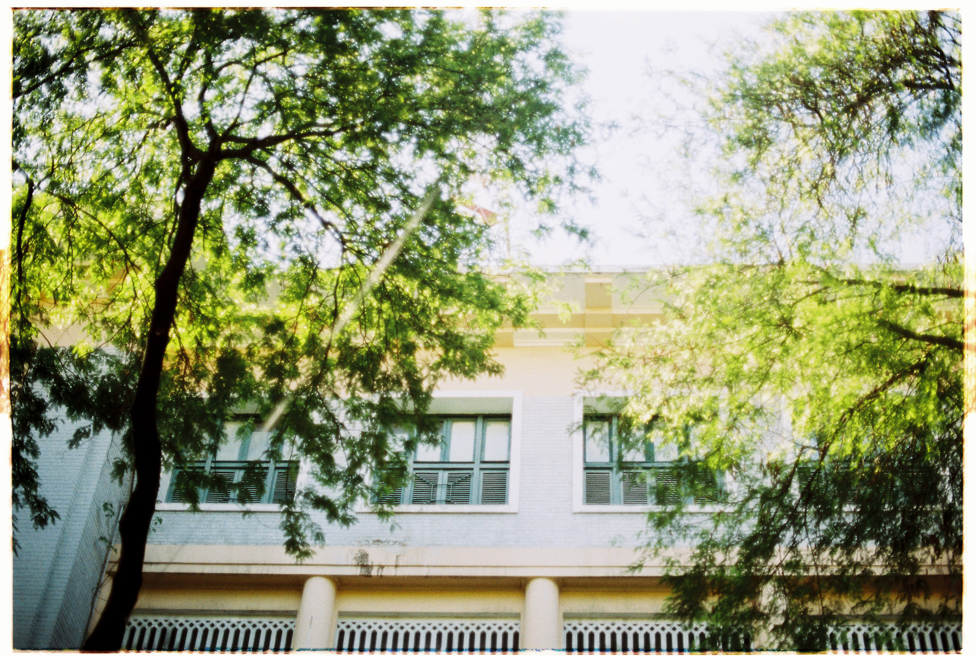 Đồng nhất hóa trang phục và xóa mờ hệ thống ký hiệu văn hóa thiểu số