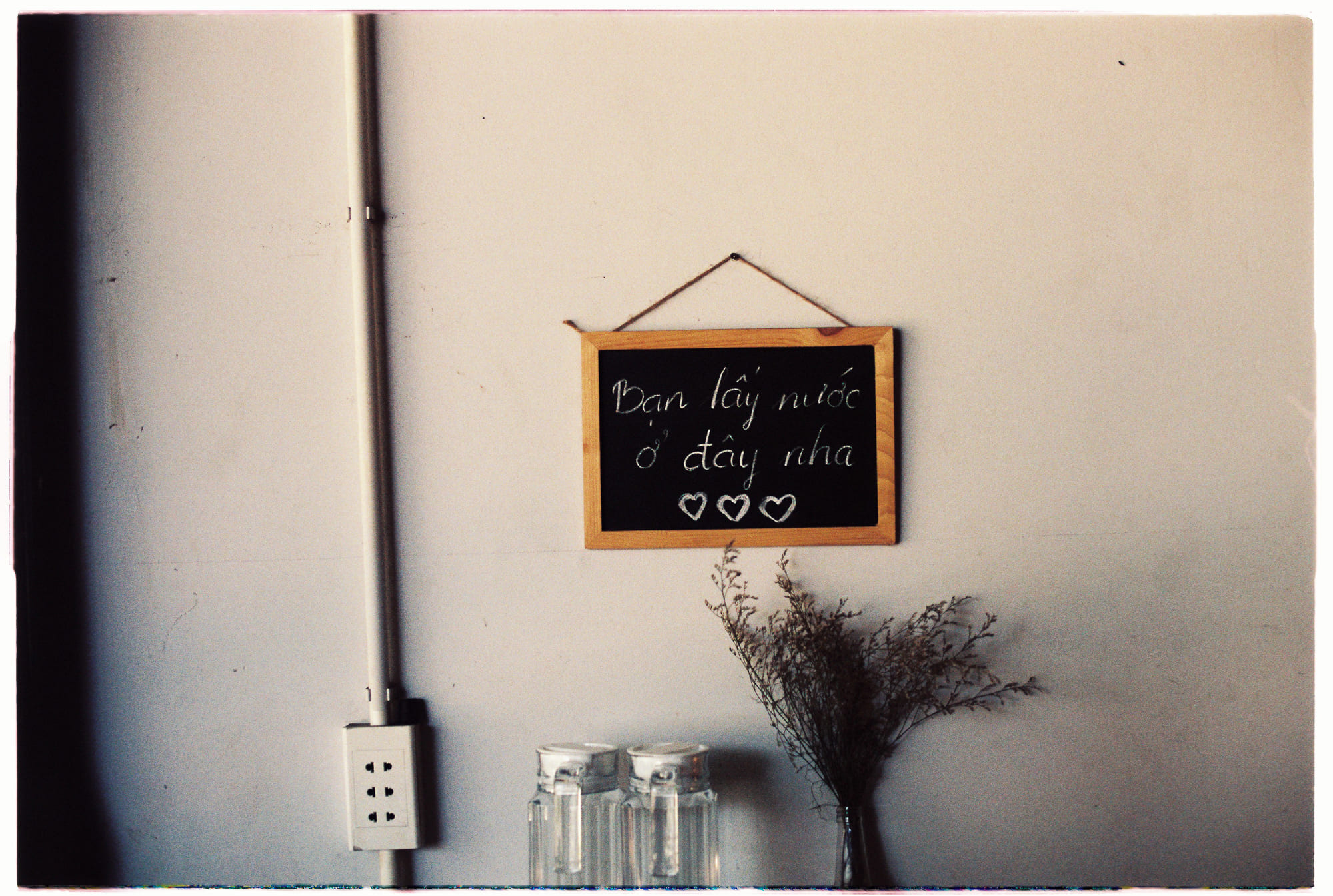 Phát minh sứ nhờ giả kim và đốt xương bò