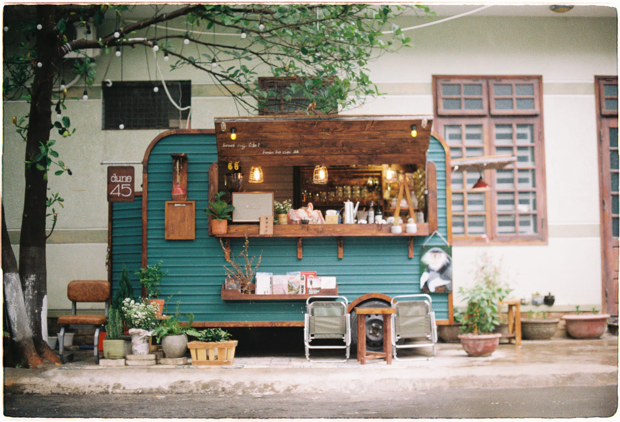 Cách ngụ ngôn kể chuyện đang phản ánh điều gì?