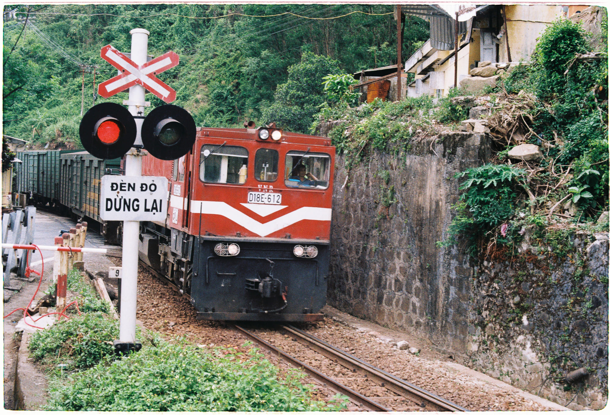 Nghệ thuật xếp đá thăng bằng phá hoại môi trường