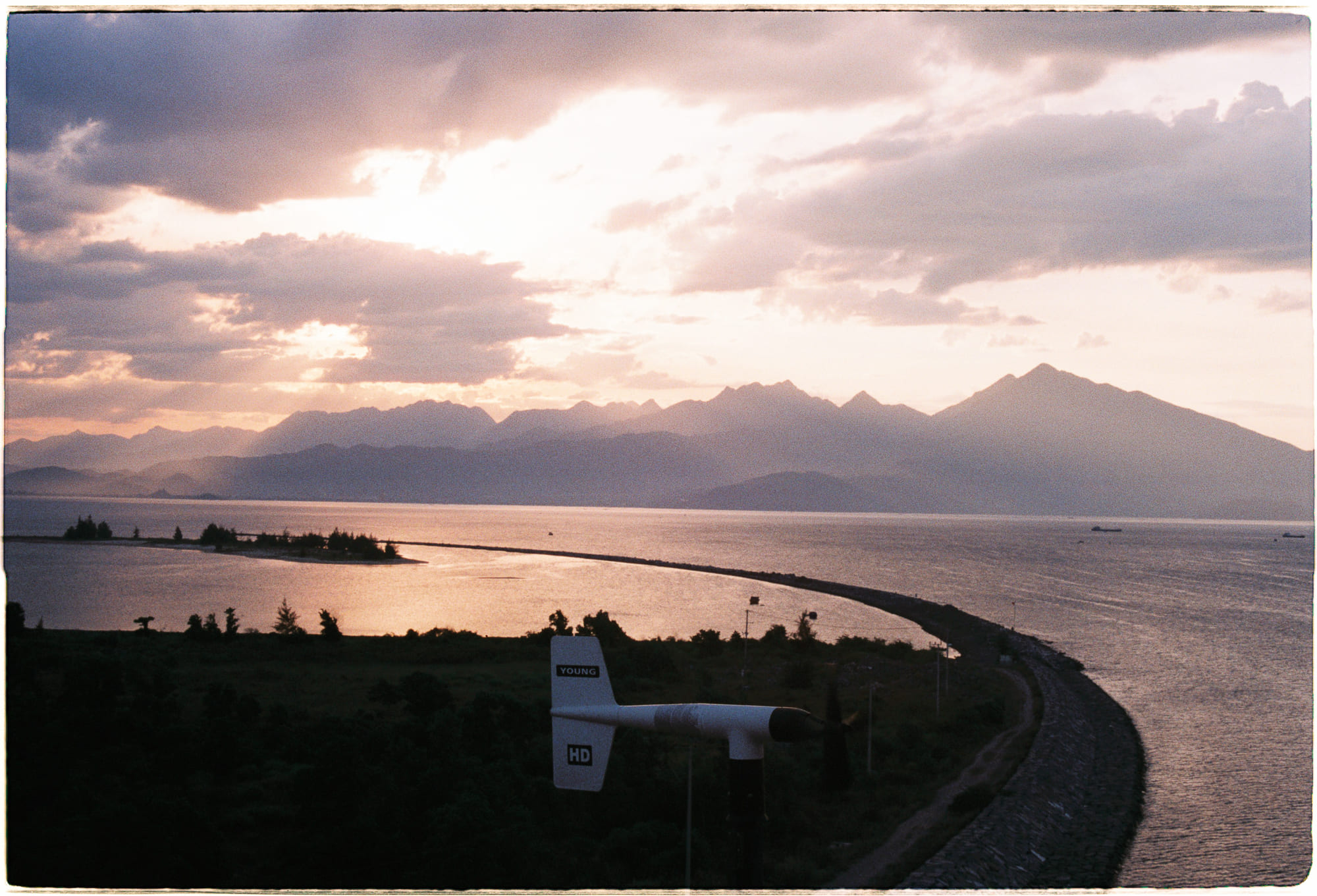 Cầu vồng, tiếng đánh rắm và cảm xúc có thật