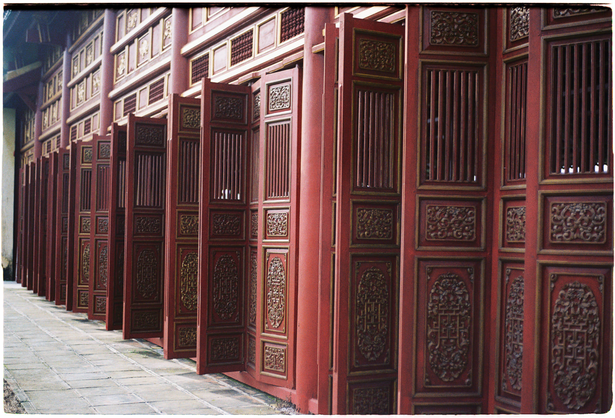 Vàng và nhũ hương từ sao neutron