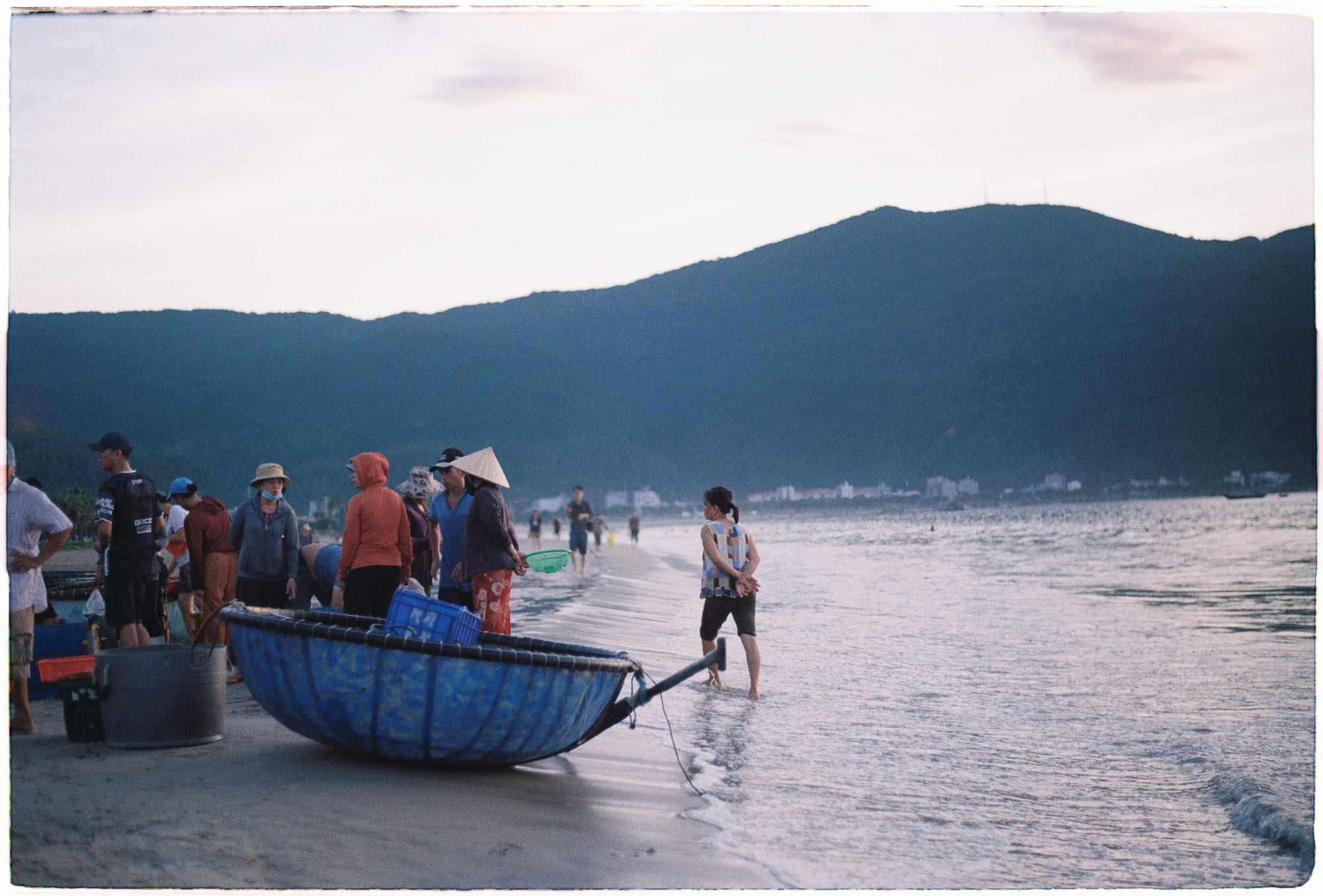 Sống xanh an lành khi dùng lại áo quần cũ 235 – viet lach, ton giao, phat giao, thien van, thuc hanh ton giao, dung quan ao cu.